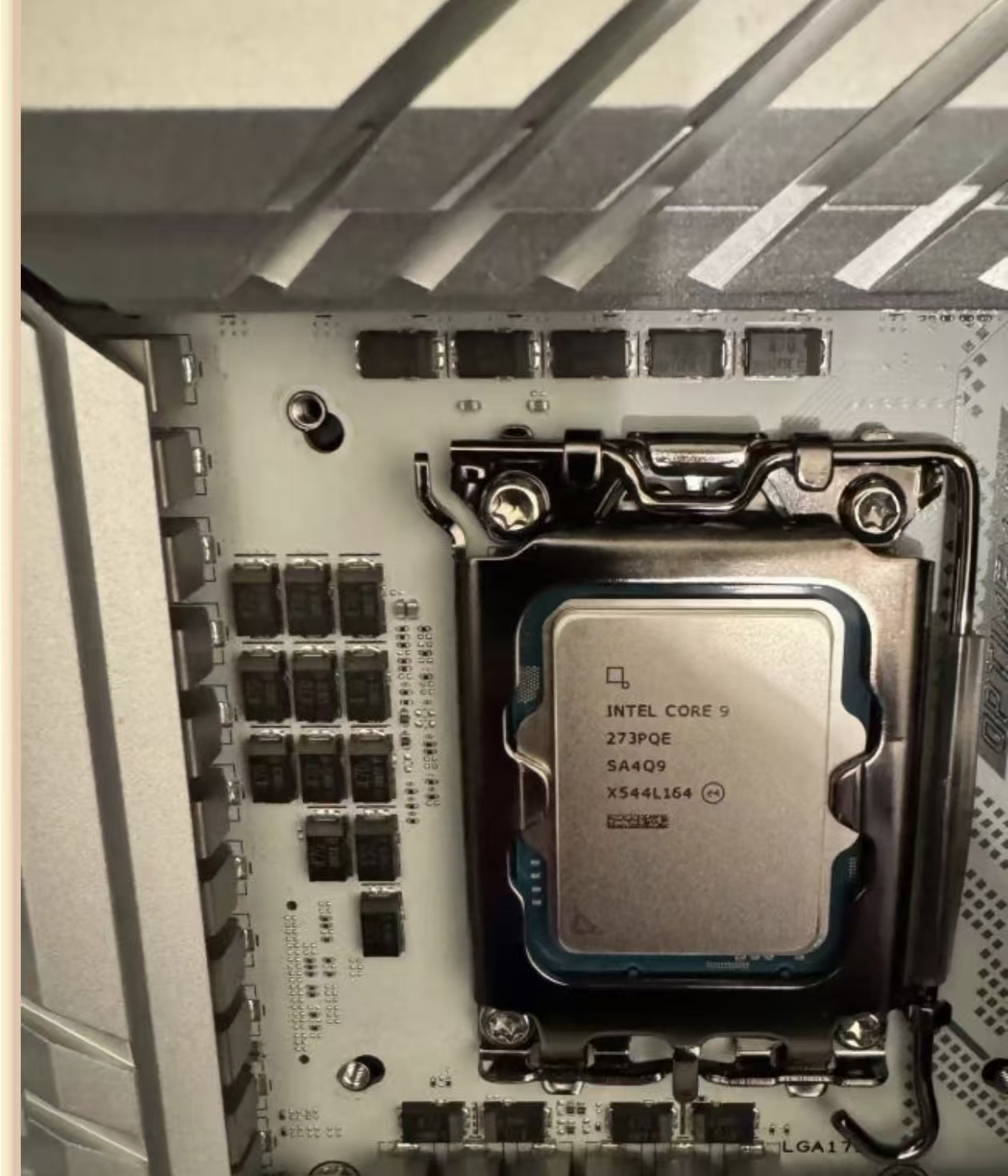 Intel Bartlett Lake Core 9: процесор помічено на материнській платі LGA 1700 2 Intel Bartlett Lake Core 9: процесор помічено на материнській платі LGA 1700 2