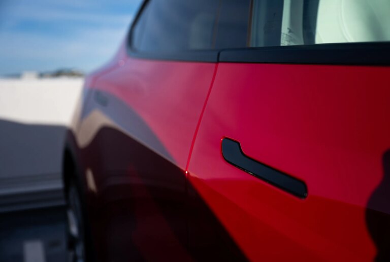 Tesla знову під судом: новий позов щодо смертельного випадку через електронні ручки дверей 5