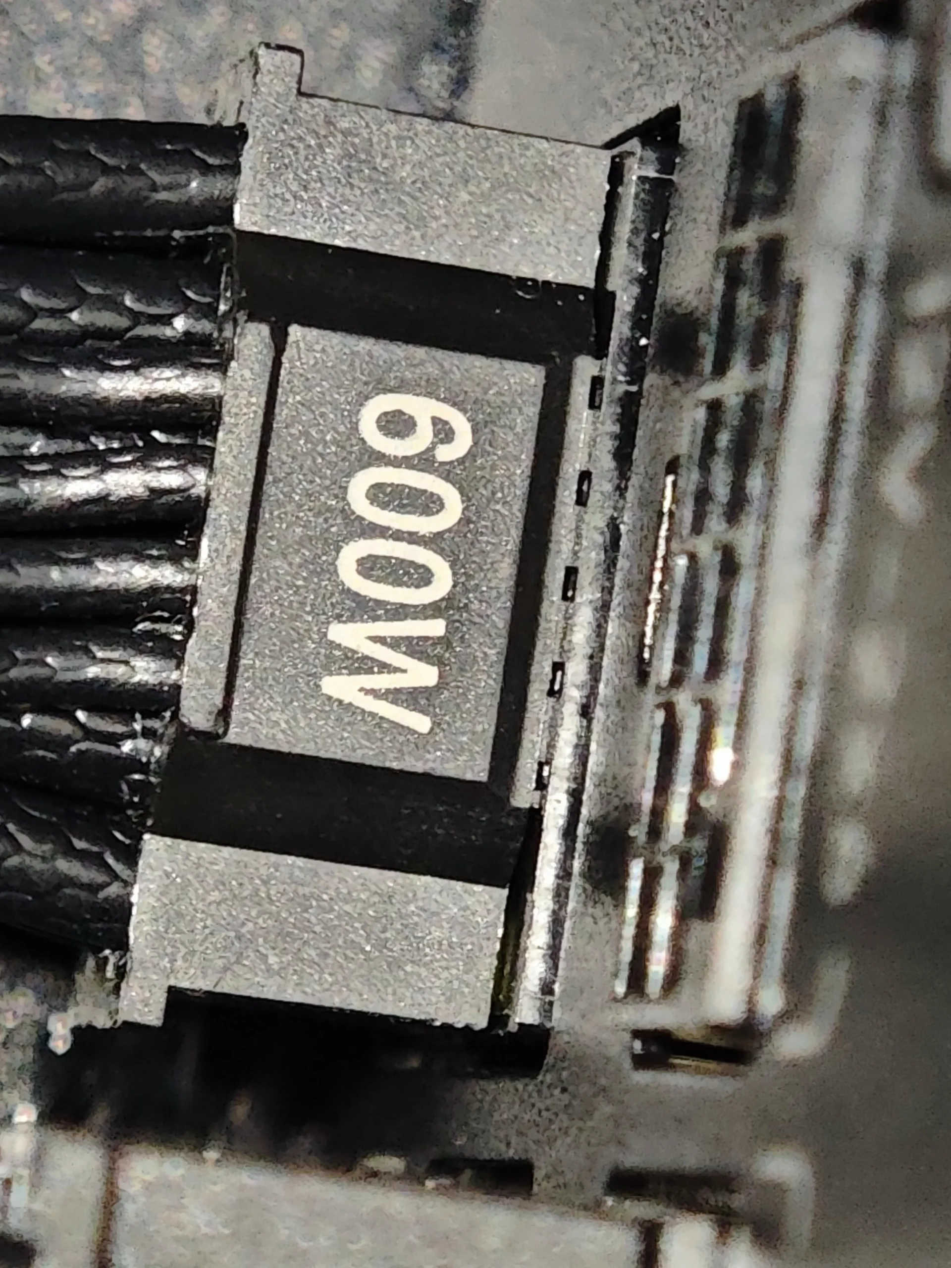 MSI попереджає: жовтий штир 16-контактного роз'єму самостійно виштовхується, нарощуючи ризик плавлення 11