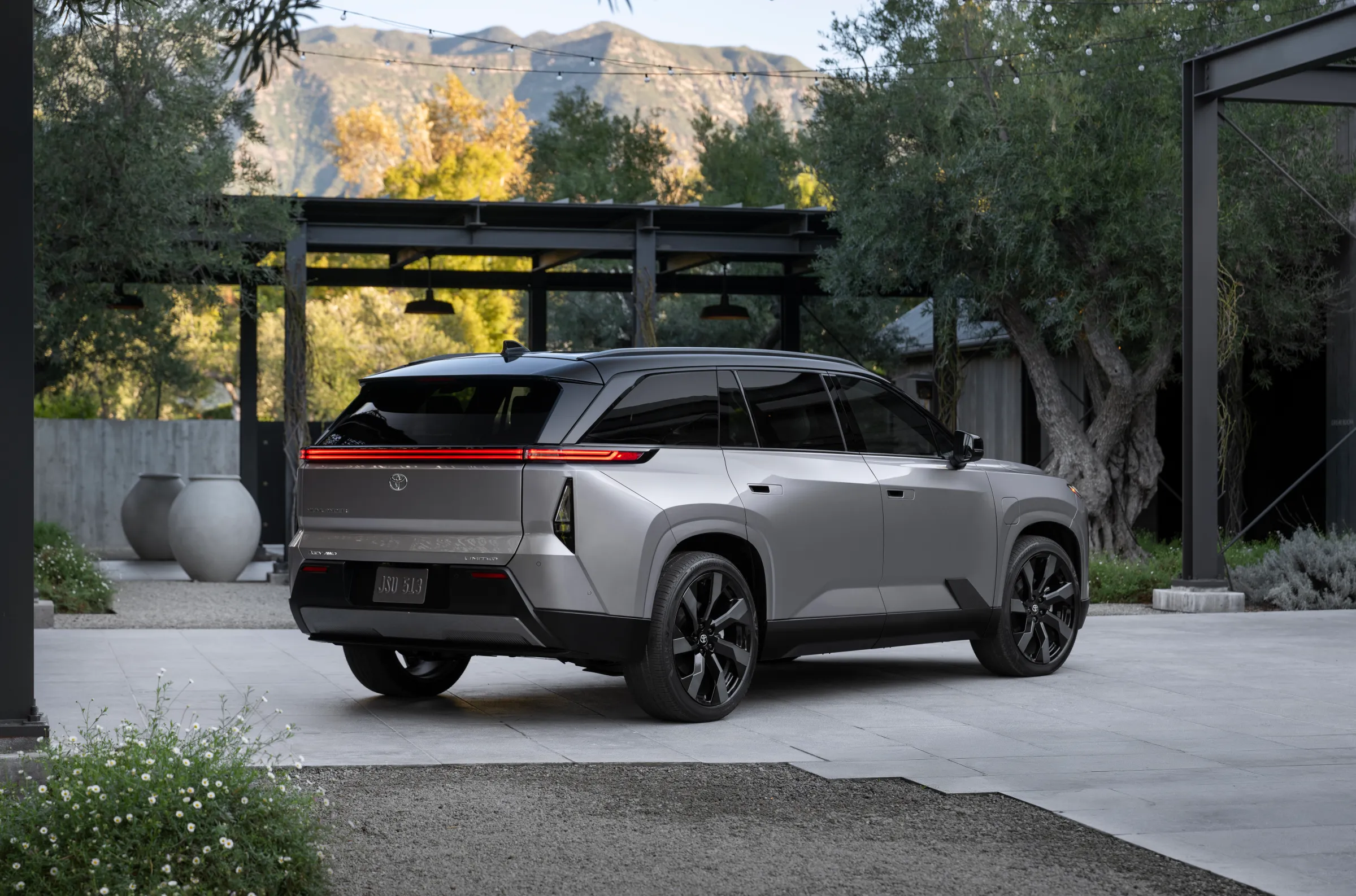 Toyota Highlander: Електричний кросовер з трьома рядами сидінь та запасом ходу 320 миль вже тут 10