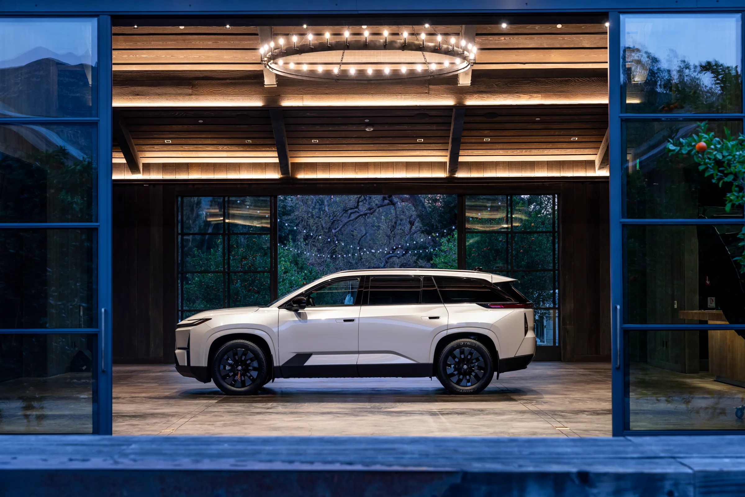 Toyota Highlander: Електричний кросовер з трьома рядами сидінь та запасом ходу 320 миль вже тут 5