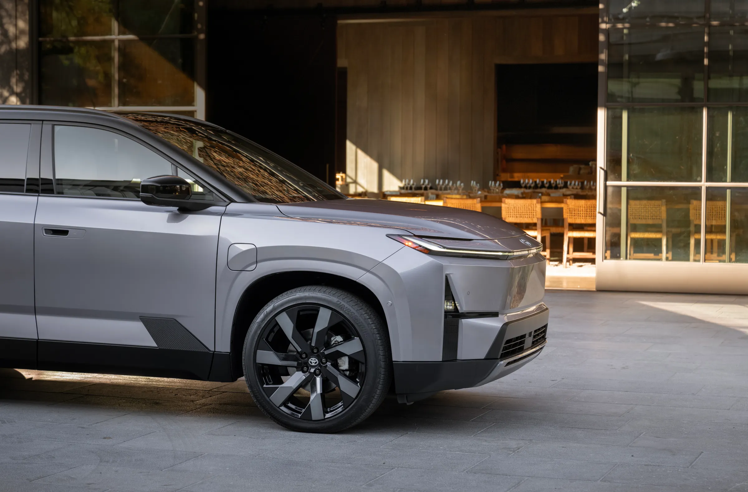 Toyota Highlander: Електричний кросовер з трьома рядами сидінь та запасом ходу 320 миль вже тут 13