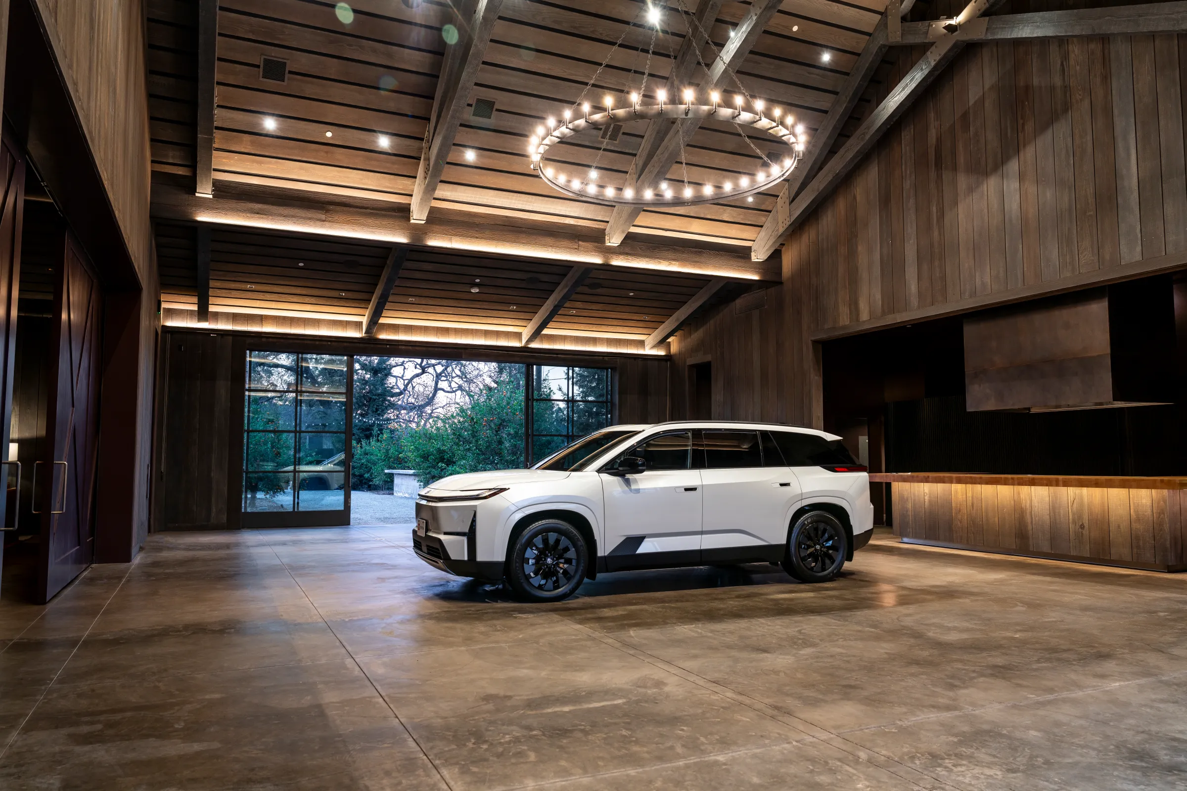 Toyota Highlander: Електричний кросовер з трьома рядами сидінь та запасом ходу 320 миль вже тут 6