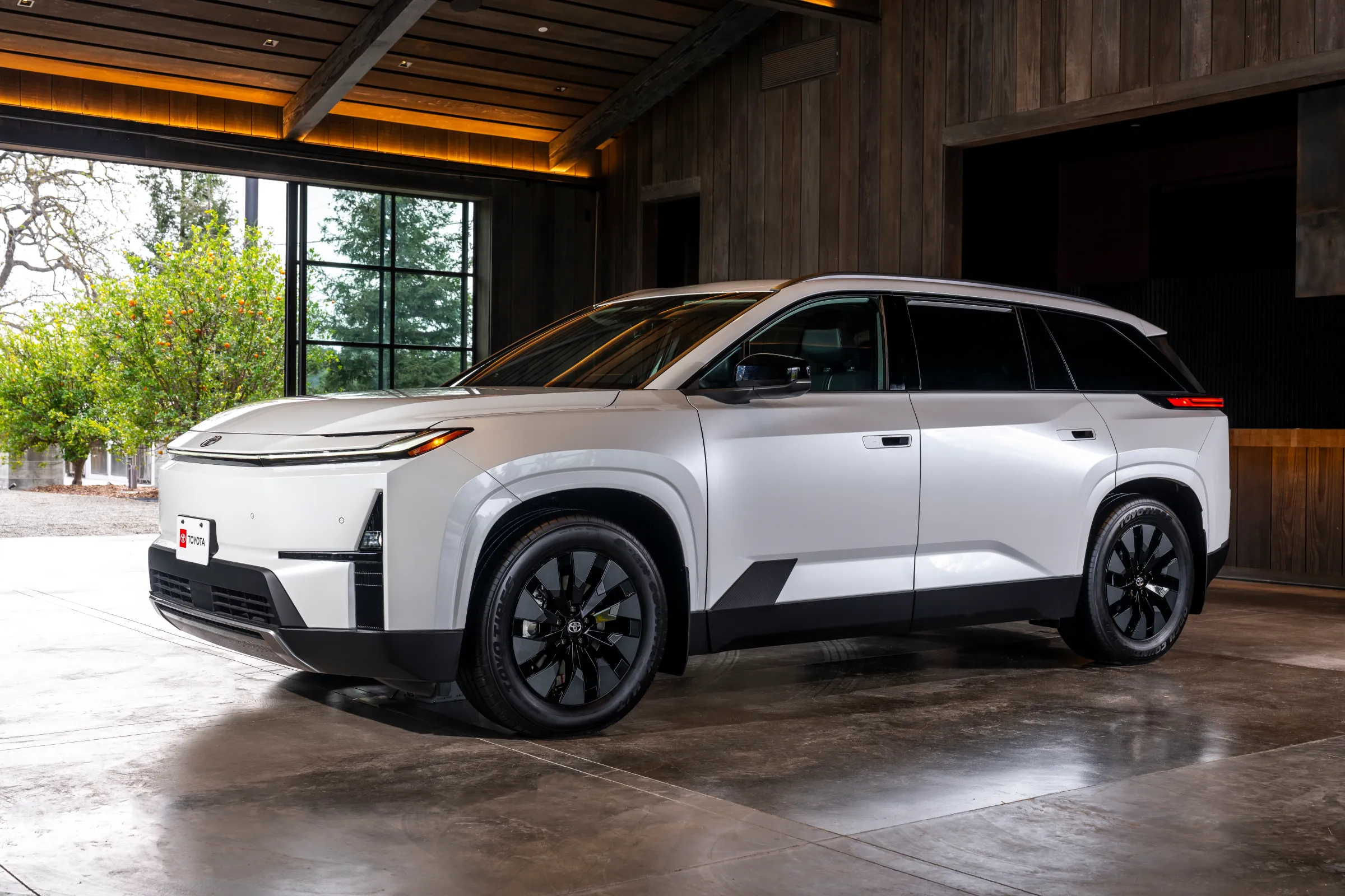 Toyota Highlander: Електричний кросовер з трьома рядами сидінь та запасом ходу 320 миль вже тут 8