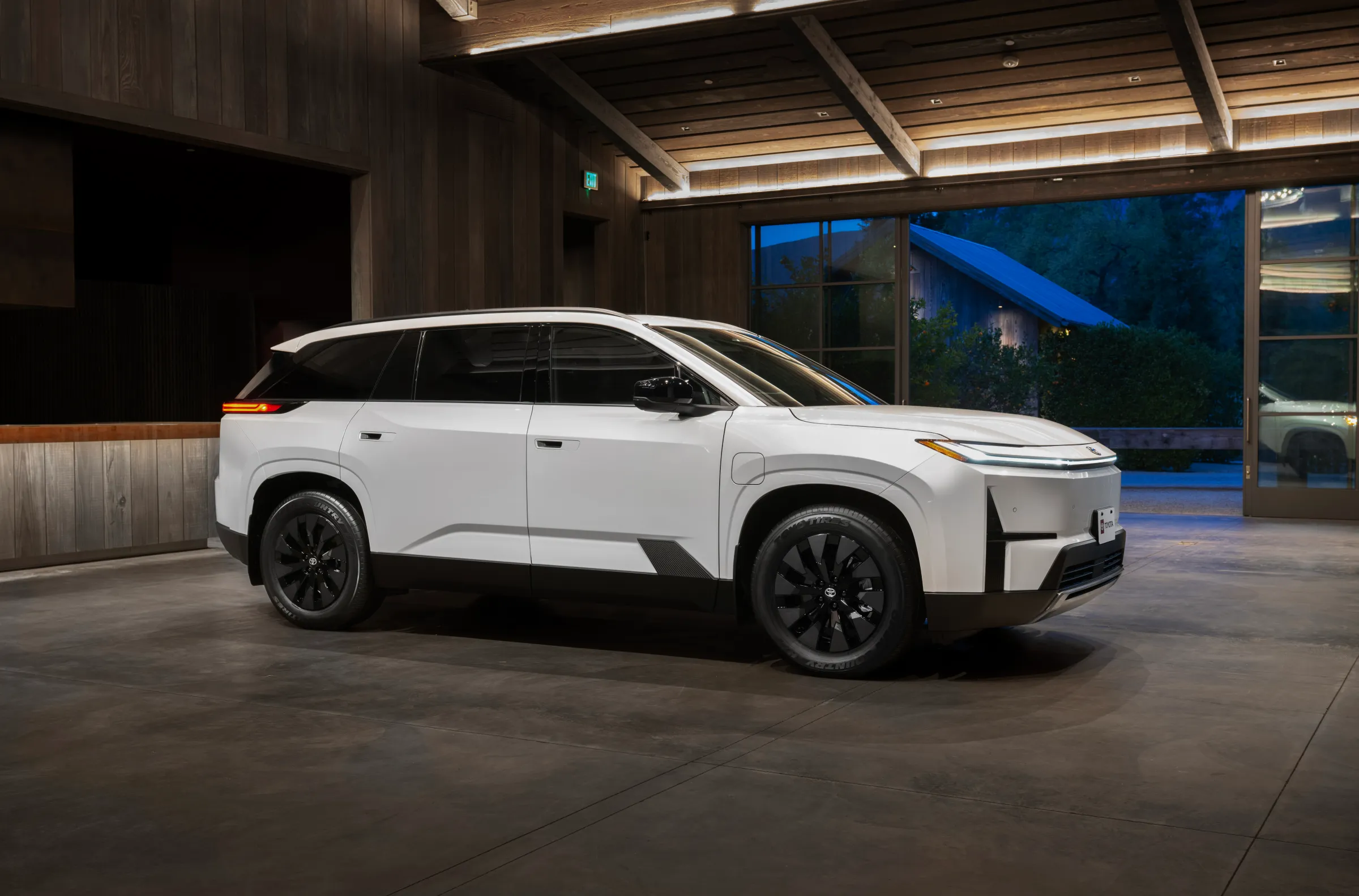 Toyota Highlander: Електричний кросовер з трьома рядами сидінь та запасом ходу 320 миль вже тут 3