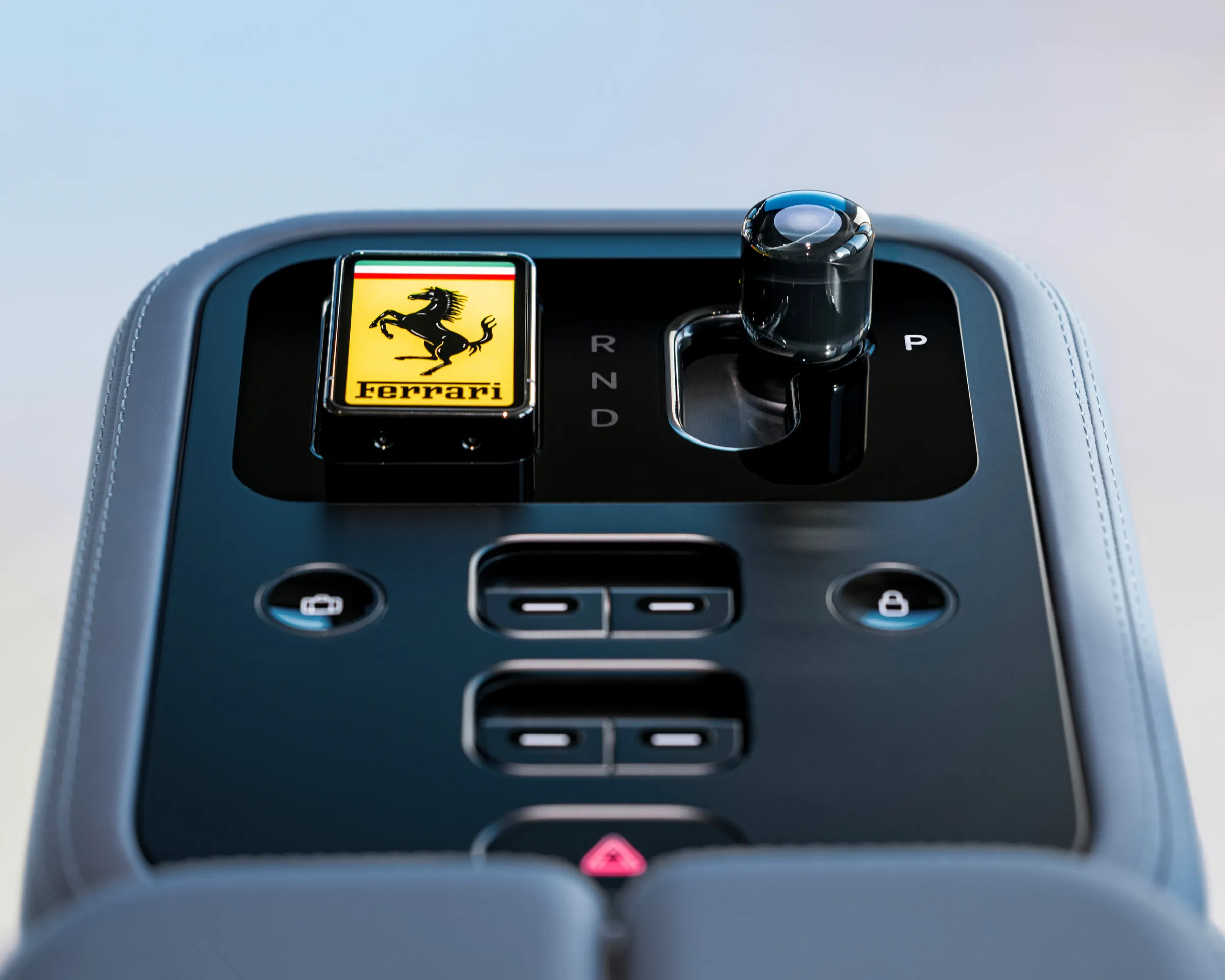 Ferrari обирає Jony Ive для дизайну інтер'єру першого електромобіля 13