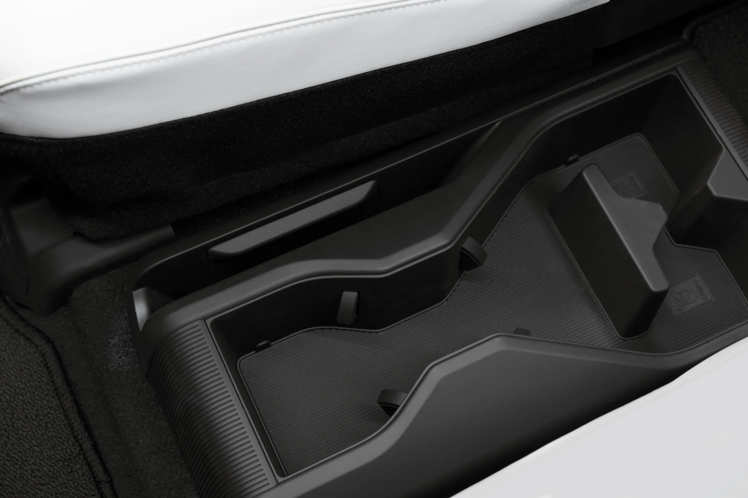 Toyota Highlander: Електричний кросовер з трьома рядами сидінь та запасом ходу 320 миль вже тут 35