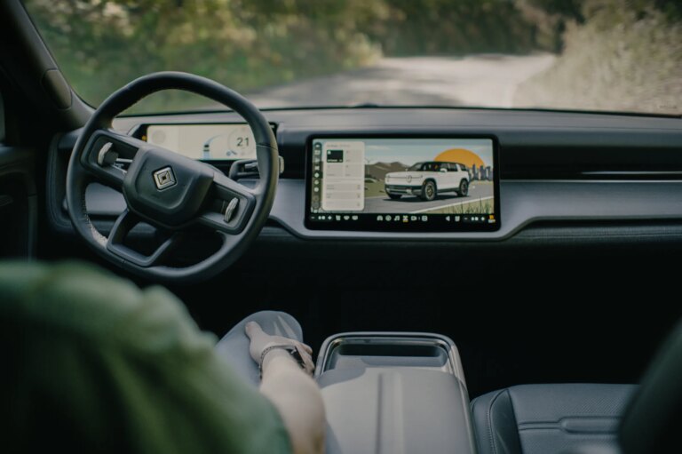 Uber інвестує $1.25 млрд у Rivian заради нових роботаксі 30