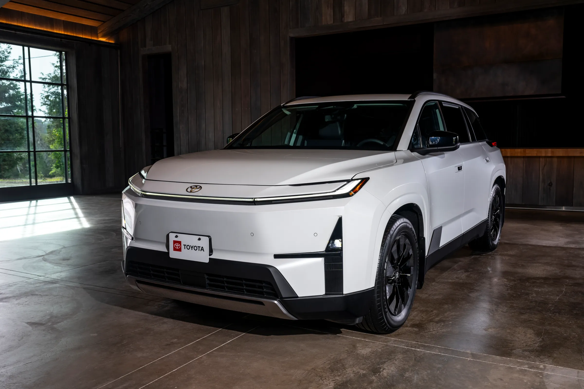 Toyota Highlander: Електричний кросовер з трьома рядами сидінь та запасом ходу 320 миль вже тут 7