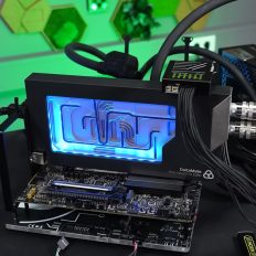 MSI озброює Raider 16 та Crosshair 16 новою потужністю: Core Ultra 200HX та RTX 5090 витискають 300 Вт з 16-дюймового корпусу 10