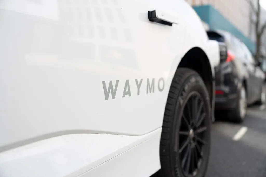 Лондон на порозі епохи безпілотних таксі: Waymo розпочала тестові заїзди 1
