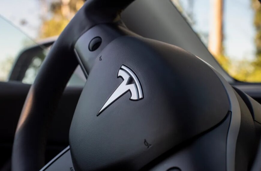 Tesla мотивує водіїв частіше використовувати Full Self-Driving: з’явились “смуги” та статистика