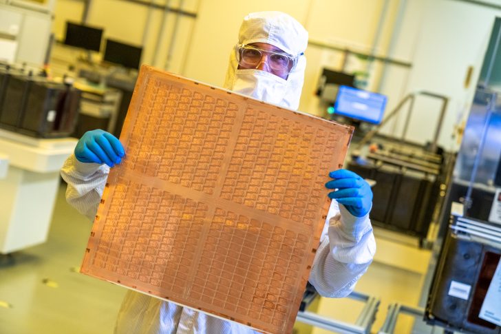 Intel-спін-офф: революційна “скляна субстратна” технологія готова до виробництва за 3 роки