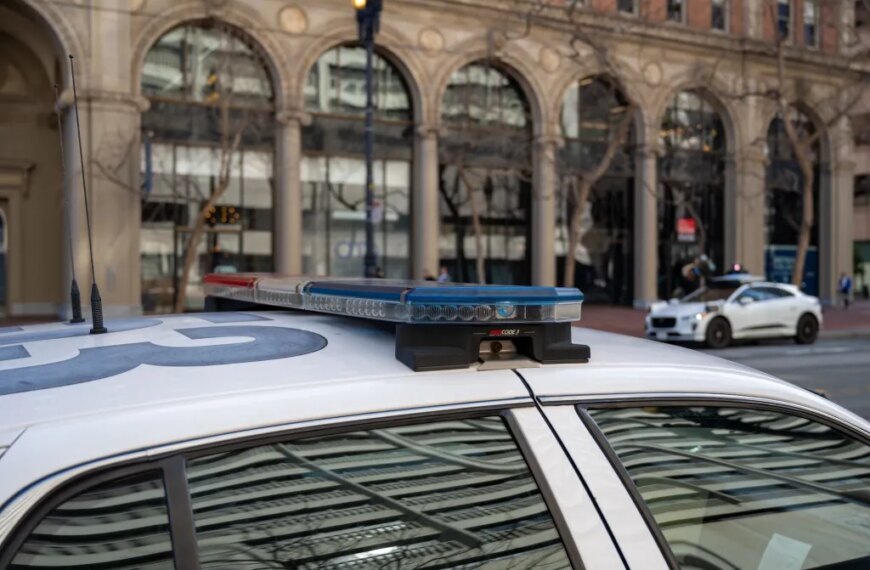 Коли роботаксі викликає 911: несподівані збої та їх вирішення