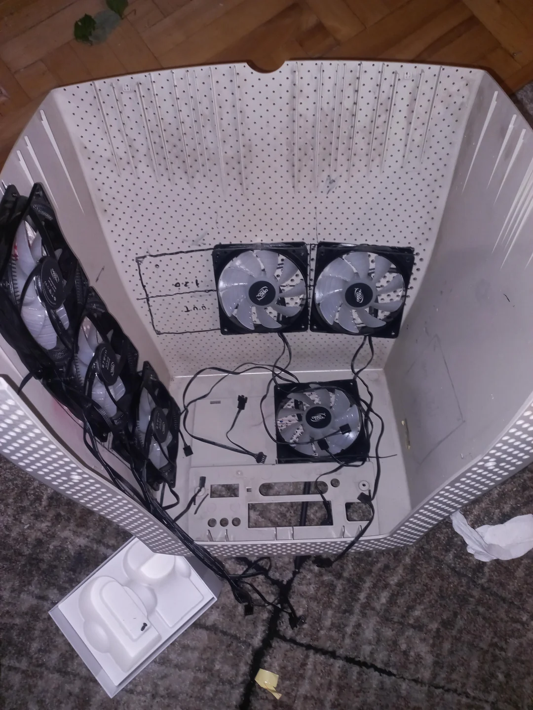 Моддер перетворив зламаний CRT телевізор на потужний 1440p Ryzen комп'ютер з RX 6900 XT 2