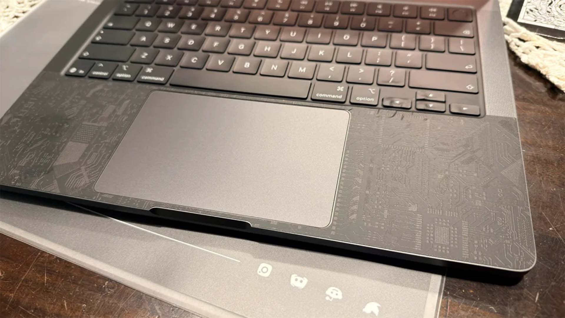 Власник MacBook Pro розплавив клавіші під час встановлення плівки: не все в ноутбуці таке міцне, як здається 2 Власник MacBook Pro розплавив клавіші під час встановлення плівки: не все в ноутбуці таке міцне, як здається 2