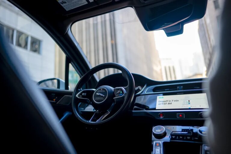 Waymo продовжує паузу в чотирьох містах: роботаксі безперешкодно долають повені 8