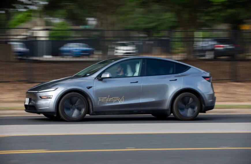 Tesla розкриває деталі двох аварій Robotaxi за участю операторів