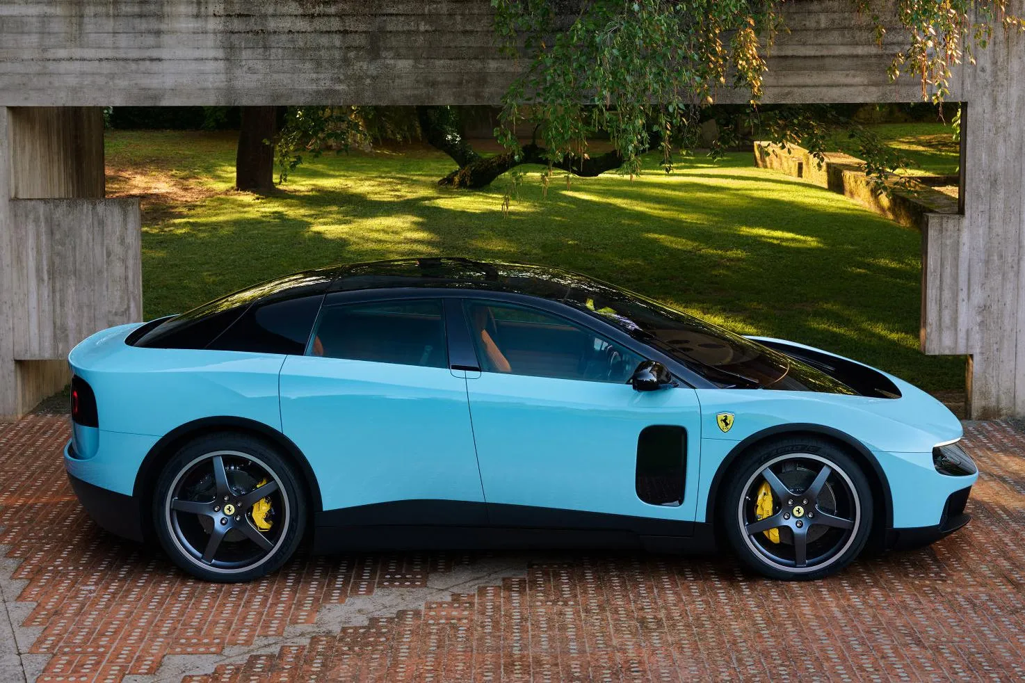 Ferrari презентує свій перший електромобіль, створений за участі Джоні Айва 4