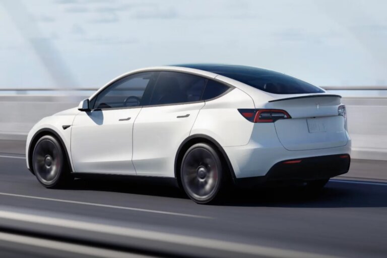Tesla відкликає тисячі Model Y: забули наклеїти етикетку 3 Tesla відкликає тисячі Model Y: забули наклеїти етикетку 3