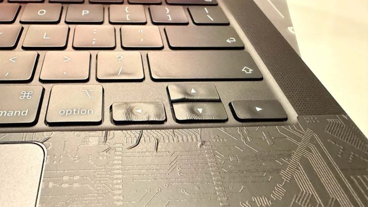 Власник MacBook Pro розплавив клавіші під час встановлення плівки: не все в ноутбуці таке міцне, як здається 1 Власник MacBook Pro розплавив клавіші під час встановлення плівки: не все в ноутбуці таке міцне, як здається 1