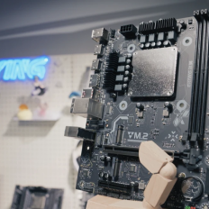 Моддер перетворив зламаний CRT телевізор на потужний 1440p Ryzen комп'ютер з RX 6900 XT 10