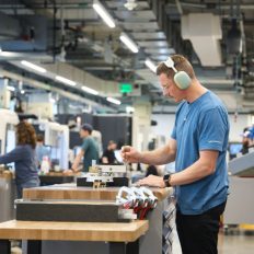 Нове життя MacBook Pro: M1 Max "пересадили" на донорську плату з майстерністю та терпінням 7