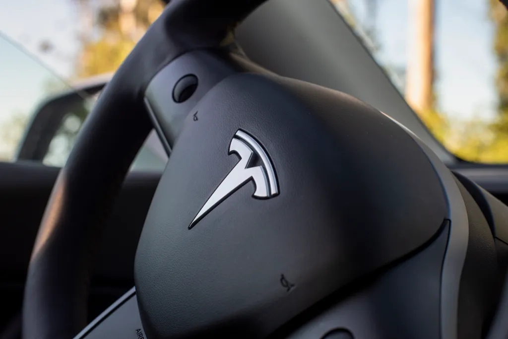 Tesla розширює функцію повного автопілоту: нова зупинка – Європа 1