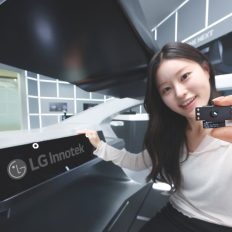 Китайські бренди смартфонів випереджають Apple, впроваджуючи Quad-Curved дисплеї та копіюючи UI Liquid Glass 8