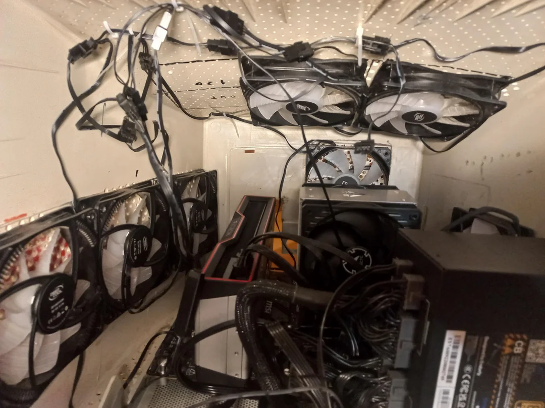 Моддер перетворив зламаний CRT телевізор на потужний 1440p Ryzen комп'ютер з RX 6900 XT 4