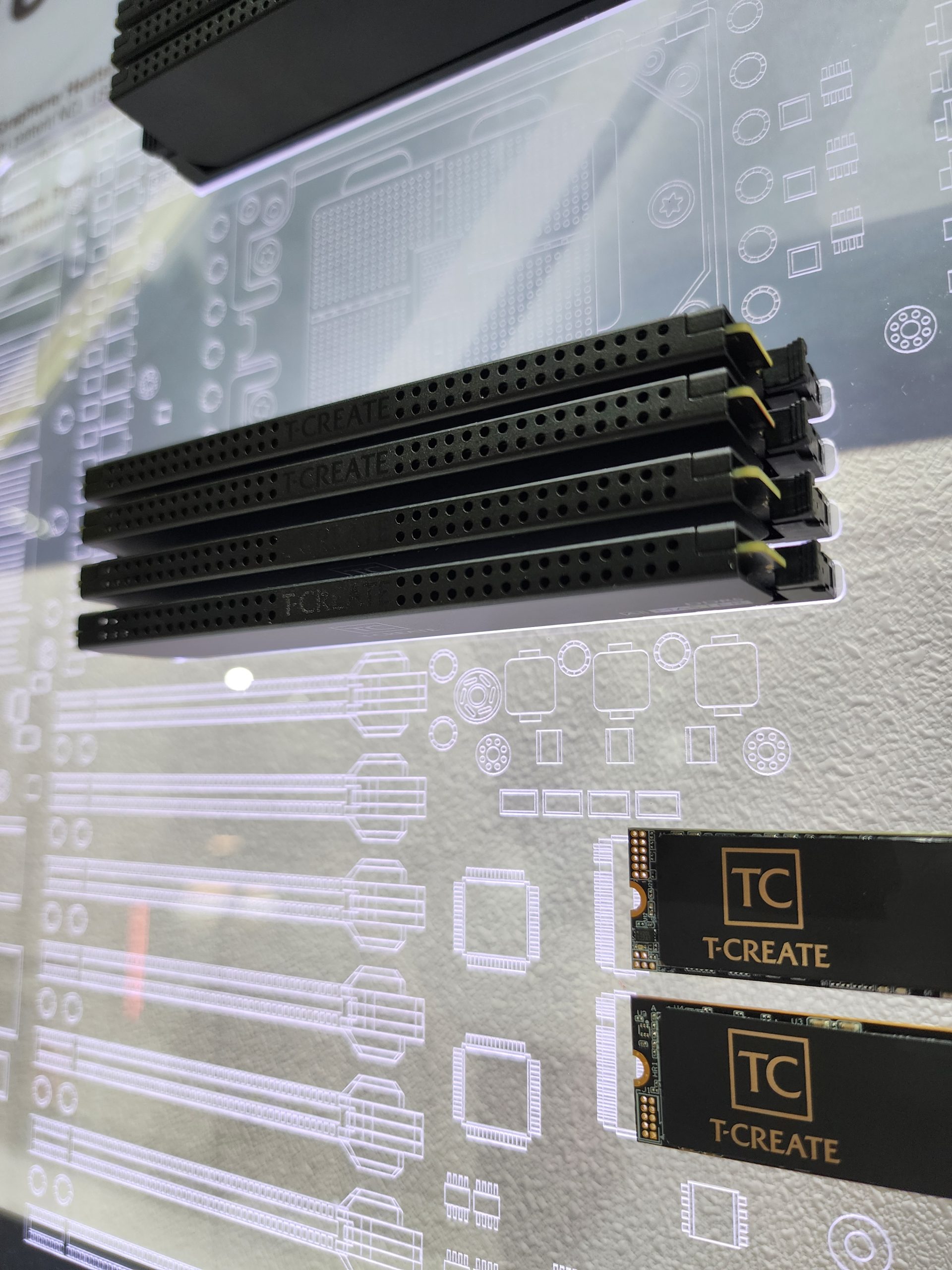 Teamgroup презентує карбонові DDR5 та SSD, дерев'яний дизайн і CUDIMM на 128 ГБ 9 Teamgroup презентує карбонові DDR5 та SSD, дерев'яний дизайн і CUDIMM на 128 ГБ 9