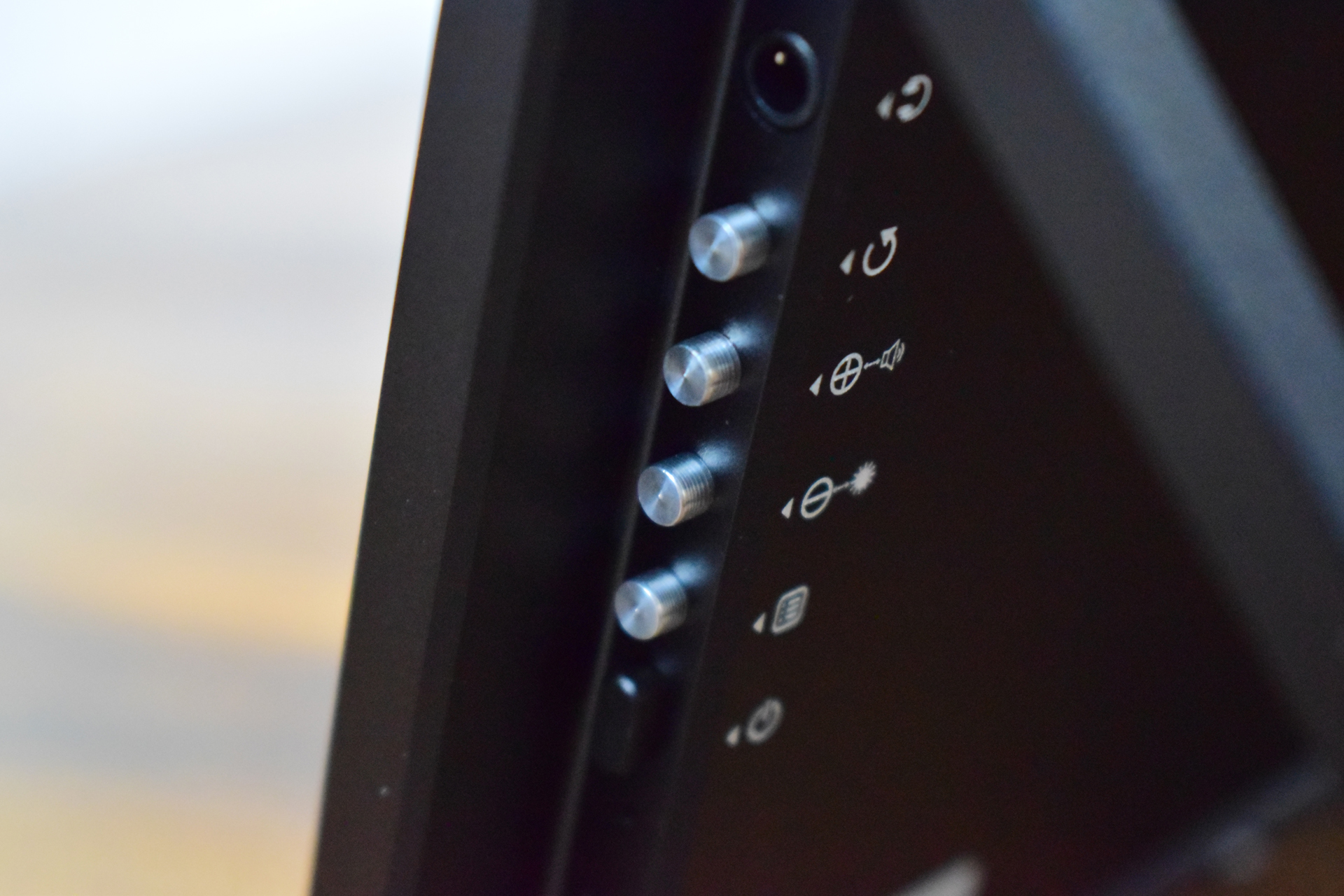 UPERFECT GR19BU 4K QLED: Огляд монітора з приголомшливою чіткістю та насиченістю кольорів 5