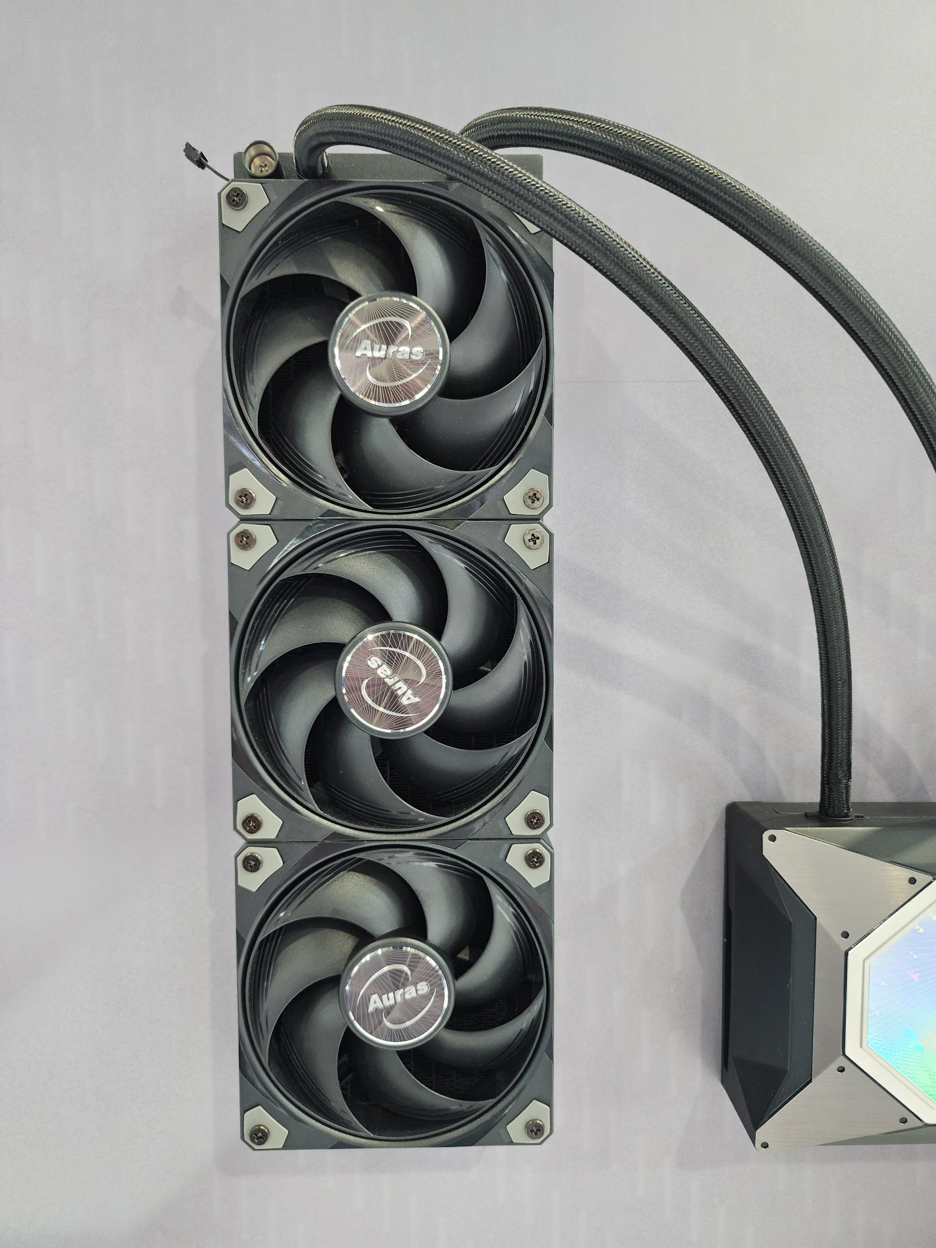 Виробник охолодження ставить на 1000W GPU: монстр з двома 360мм AIO натякає на майбутнє RTX-карт NVIDIA 5 Виробник охолодження ставить на 1000W GPU: монстр з двома 360мм AIO натякає на майбутнє RTX-карт NVIDIA 5