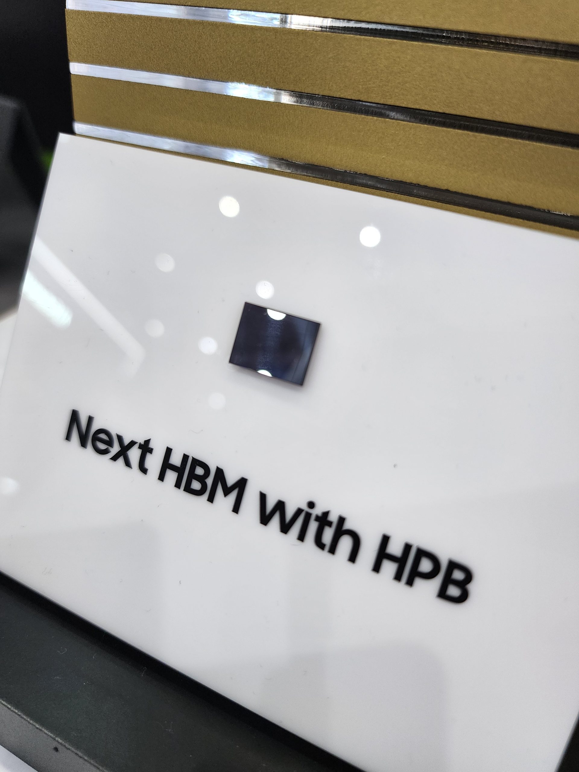Samsung демонструє HBM5 з новою технологією "Heat Block Path", відповідаючи на інновації SK Hynix 5