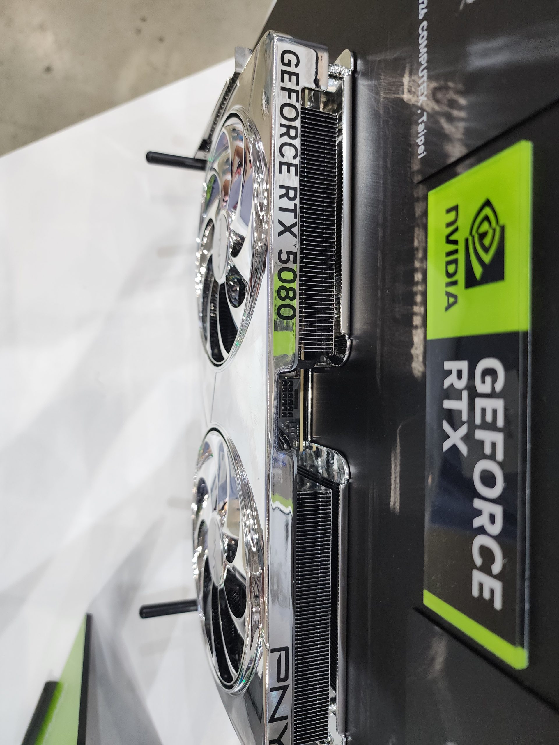 PNY створює RTX 5080 з суцільного металу: унікальний ексклюзив з алюмінієвими лезами 3