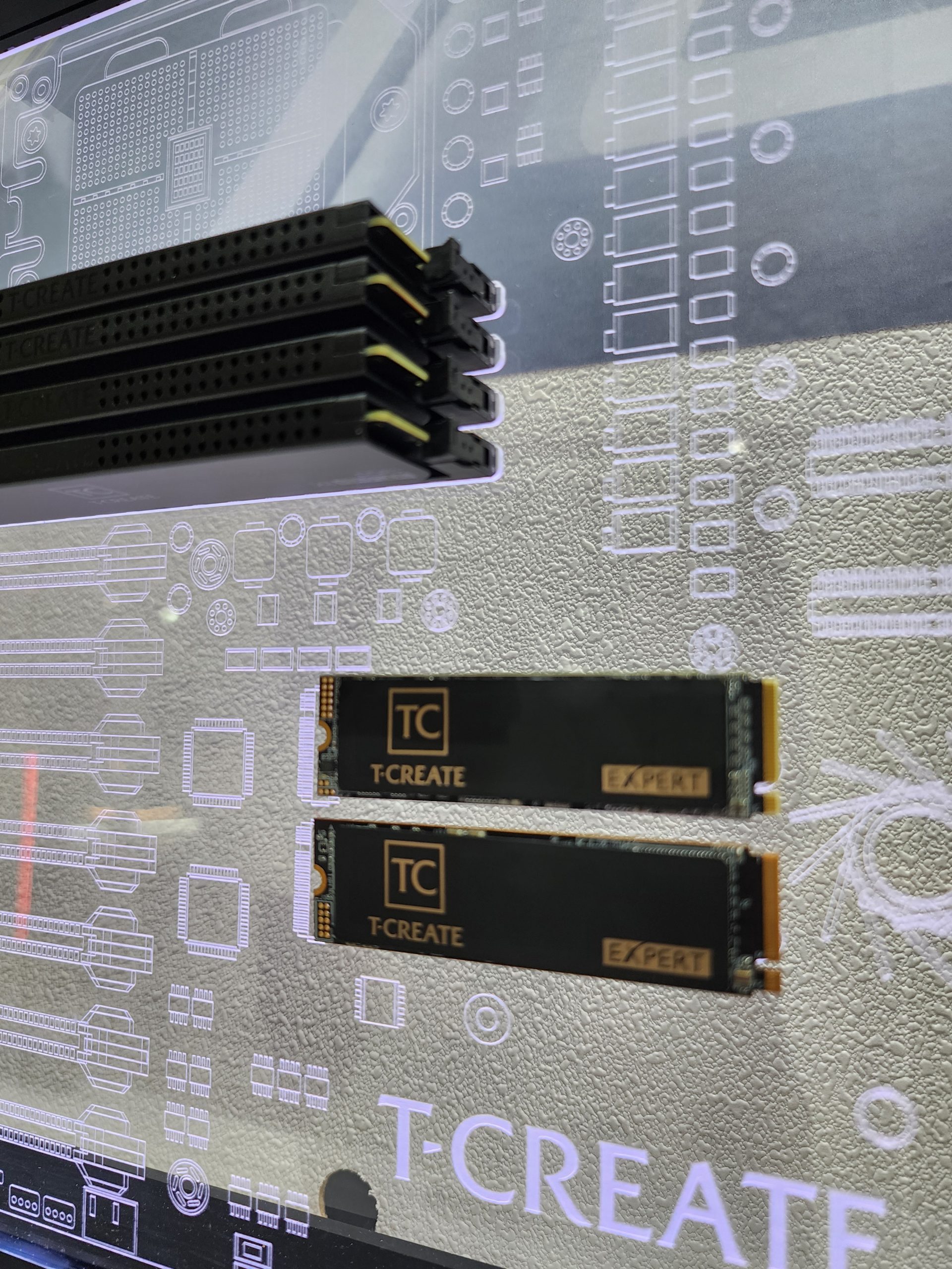 Teamgroup презентує карбонові DDR5 та SSD, дерев'яний дизайн і CUDIMM на 128 ГБ 10 Teamgroup презентує карбонові DDR5 та SSD, дерев'яний дизайн і CUDIMM на 128 ГБ 10