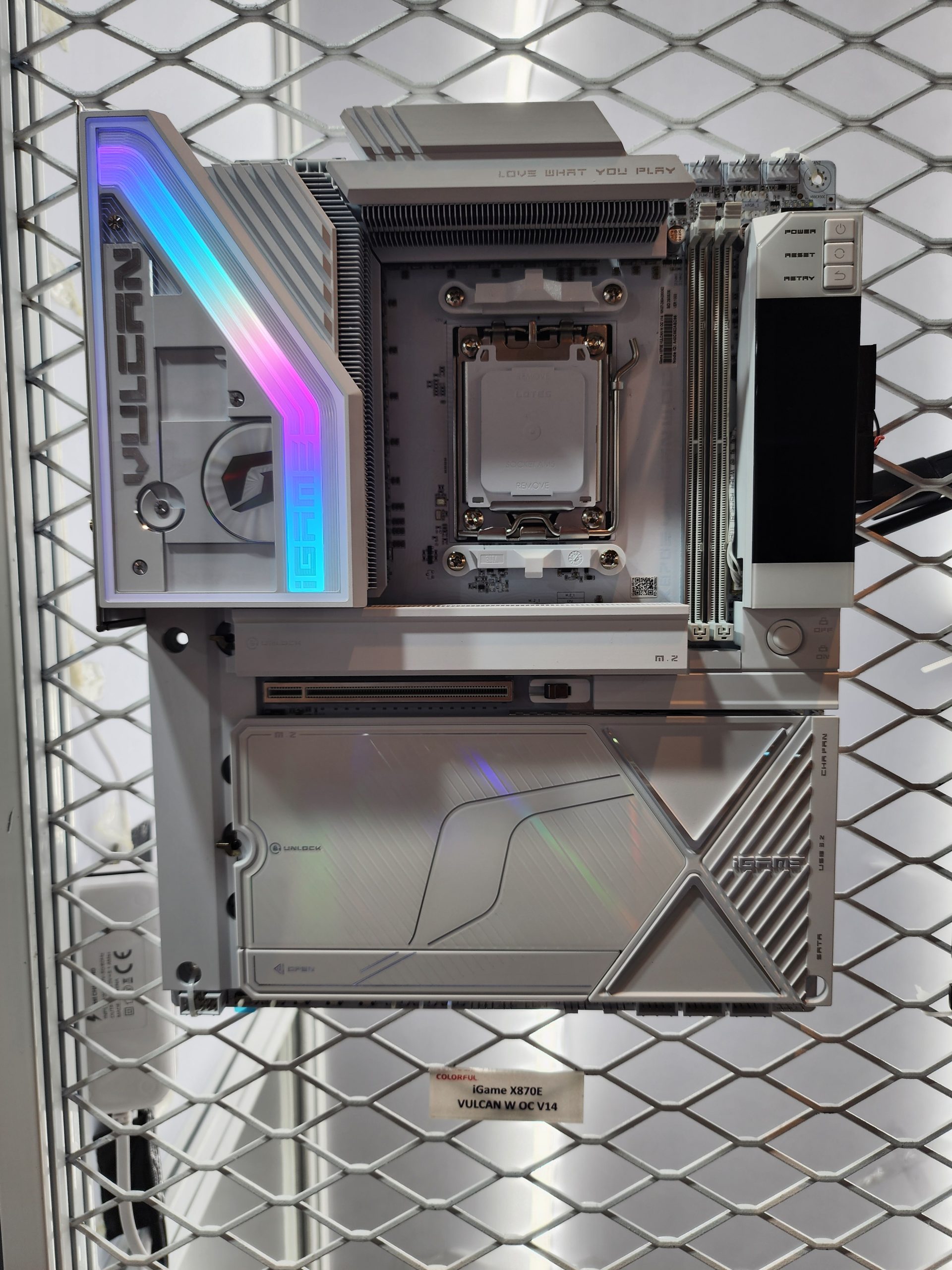 Colorful спростовує чутки про заборону RTX 5090 D v2, презентує Arcanix з двома 16-піновими роз'ємами та плату Vulcan White з заводським розгоном 11 Colorful спростовує чутки про заборону RTX 5090 D v2, презентує Arcanix з двома 16-піновими роз'ємами та плату Vulcan White з заводським розгоном 11