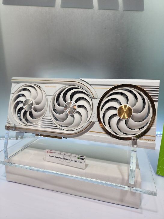 Colorful спростовує чутки про заборону RTX 5090 D v2, презентує Arcanix з двома 16-піновими роз'ємами та плату Vulcan White з заводським розгоном 4
