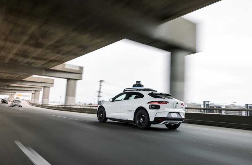 Waymo розробив новий еталон для порівняння роботаксі з водіями-людьми