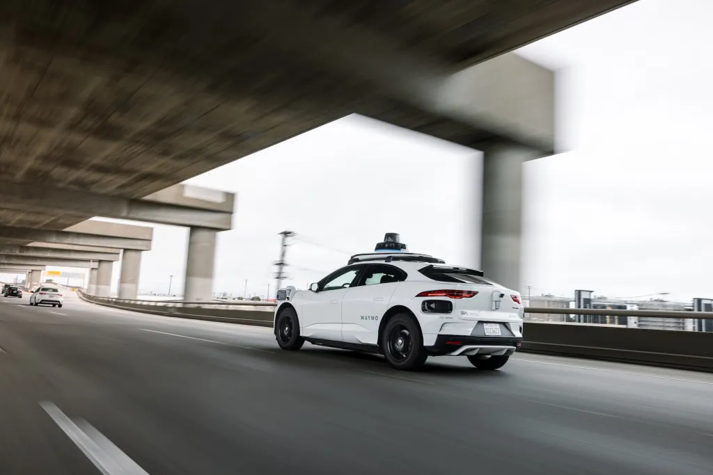 Waymo розробив новий еталон для порівняння роботаксі з водіями-людьми 1 Waymo розробив новий еталон для порівняння роботаксі з водіями-людьми 1