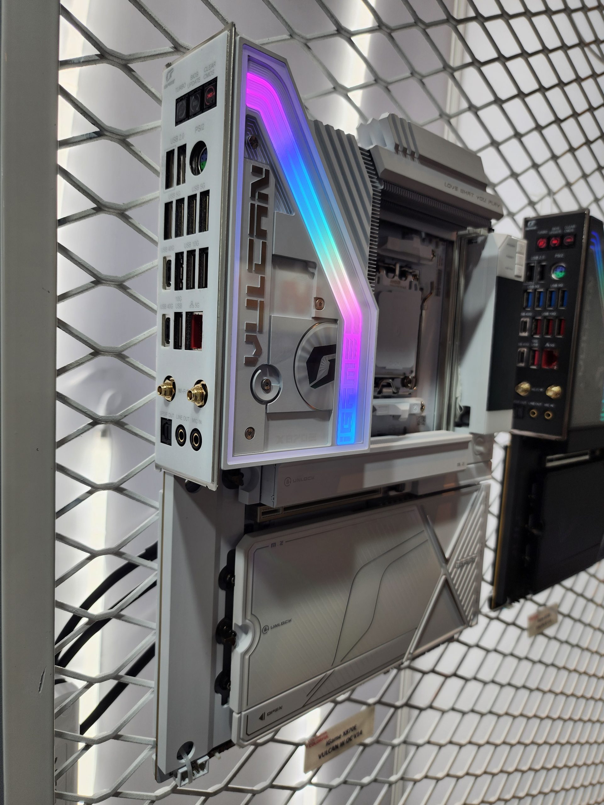Colorful спростовує чутки про заборону RTX 5090 D v2, презентує Arcanix з двома 16-піновими роз'ємами та плату Vulcan White з заводським розгоном 12 Colorful спростовує чутки про заборону RTX 5090 D v2, презентує Arcanix з двома 16-піновими роз'ємами та плату Vulcan White з заводським розгоном 12