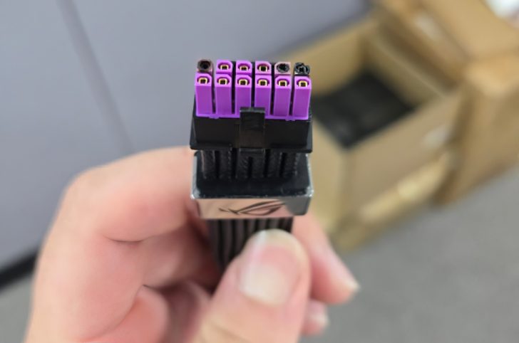 ASUS ROG Equalizer: Провід за $50, що мав рятувати відеокарти, сам розплавився 1 ASUS ROG Equalizer: Провід за $50, що мав рятувати відеокарти, сам розплавився 1