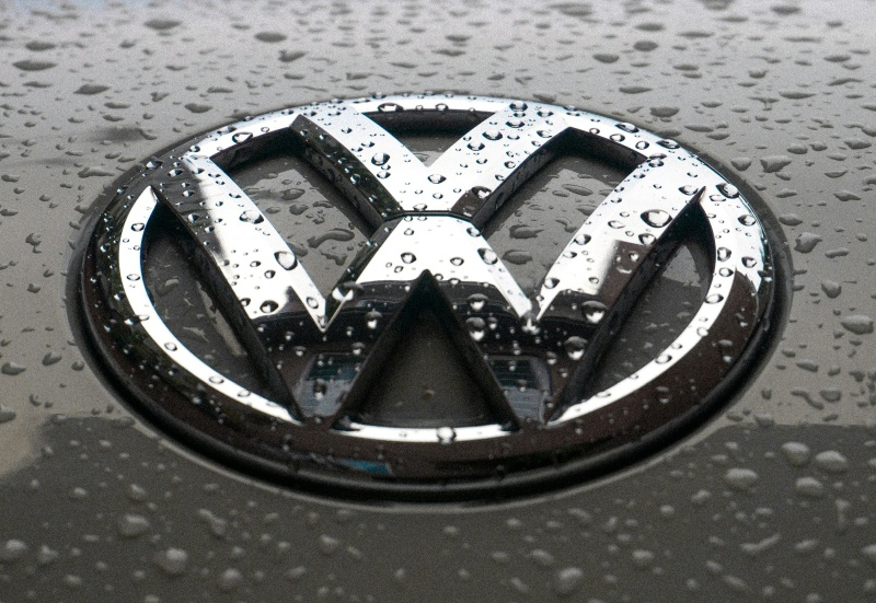 Volkswagen скорочує 100 000 робочих місць та закриває 4 заводи через кризу бізнес-моделі