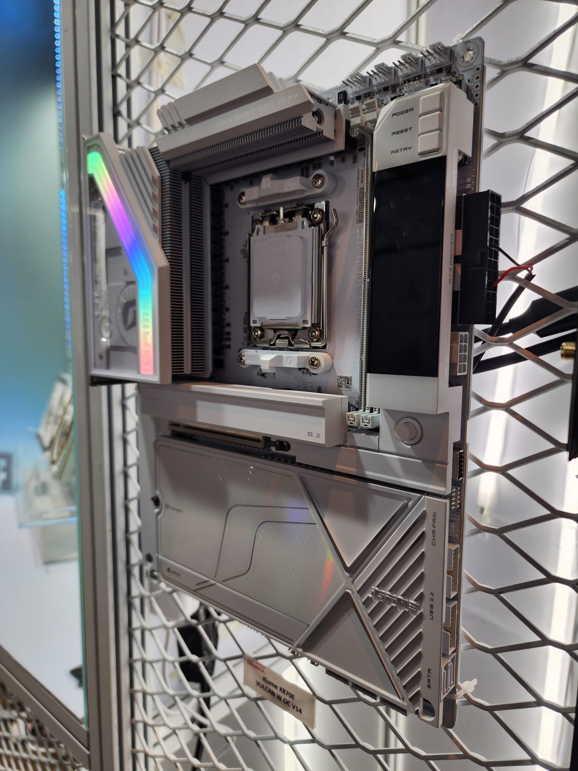 Colorful спростовує чутки про заборону RTX 5090 D v2, презентує Arcanix з двома 16-піновими роз'ємами та плату Vulcan White з заводським розгоном 13 Colorful спростовує чутки про заборону RTX 5090 D v2, презентує Arcanix з двома 16-піновими роз'ємами та плату Vulcan White з заводським розгоном 13