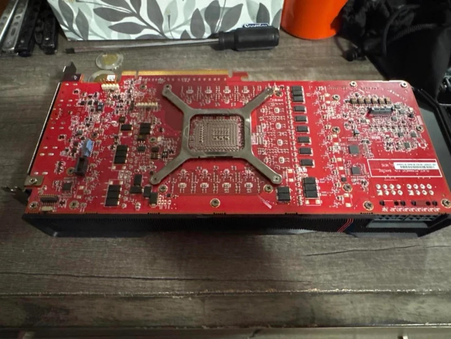Прототип AMD RX 7900 XTX виявили з 16 ГБ пам'яті: що приховує червона плата? 3