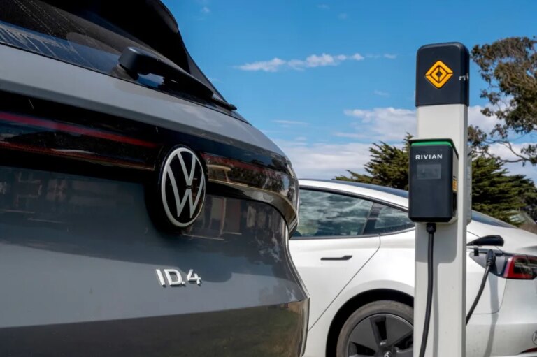 Інженерам Volkswagen висунули звинувачення у торгівлі цінними паперами на основі інсайдерської інформації щодо співпраці з Rivian 13 Інженерам Volkswagen висунули звинувачення у торгівлі цінними паперами на основі інсайдерської інформації щодо співпраці з Rivian 13