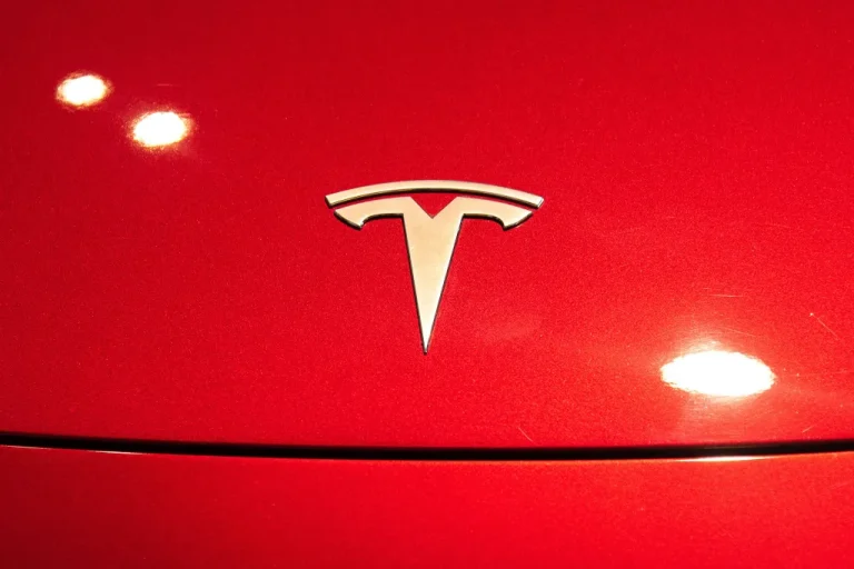 Tesla виготовила свій 10-мільйонний електромобіль 3