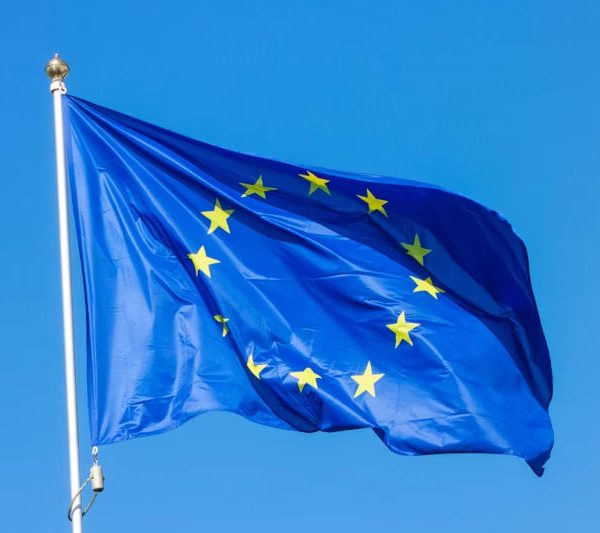 Європа змусить маркувати весь ШІ-контент: нові правила набирають чинності вже цієї неділі
