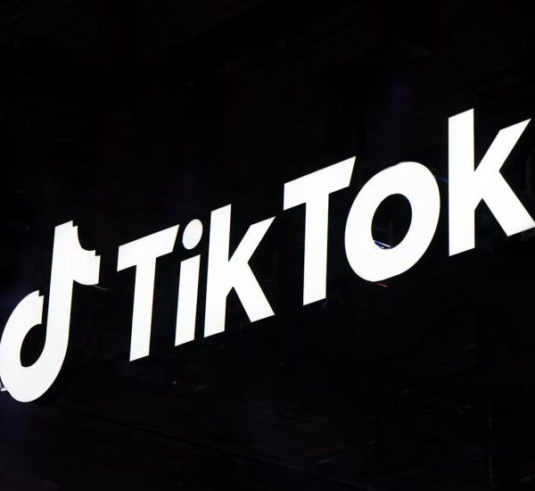 TikTok звинуватили у потуранні шкідливому контенту для дітей та зборі даних користувачів