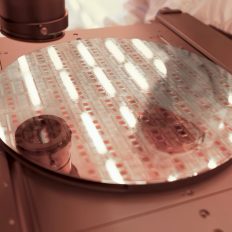 TSMC визнає, що упаковка EMIB від Intel — потужний конкурент, і починає будувати "квазі-EMIB", поки CoWoS залишається перевантаженим до 2026 року 3